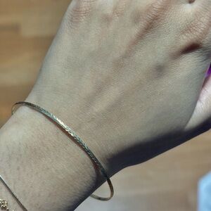 14K HERRINGBONE PATTERN BANGLE😍